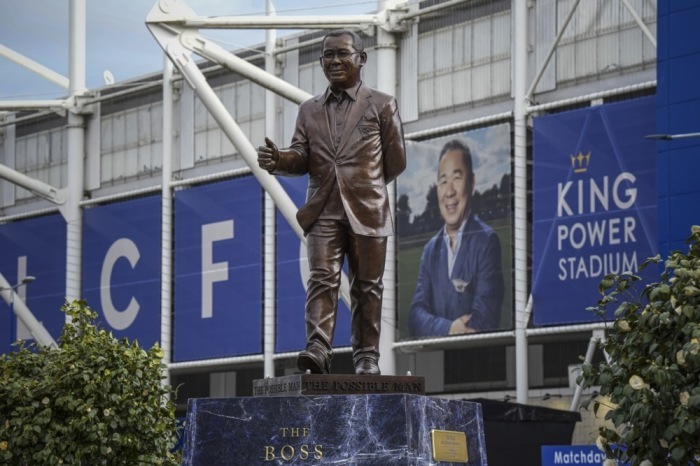 Vor dem King Power Stadium erinnert eine Statue an den früheren Clubbesitzer Vichai Srivaddhanaprabha. Archivbild: Andrew Yates