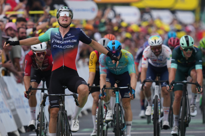 Radsport, UCI WorldTour, Tour de France, Lannemezan - Pau (158,30 km), 5. Etappe: Der Niederländer Olav Kooij jubelt, als er die Ziellinie überquert. Foto: Thibault Camus/Ap/dpa
