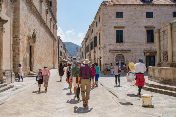 Touristen besuchen die Altstadt. Die Verwaltung der kroatischen Tourismus-Hochburg Dubrovnik empfiehlt ihren Besuchern, bei Gängen durch die Altstadt auf das Ziehen von Rollkoffern zu verzichten. Foto: Grgo Jelavic/Pixsell/xinhua/dpa