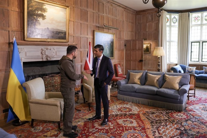 Der britische Premierminister Sunak trifft in Chequers mit dem ukrainischen Präsidenten Zelensky zusammen. Foto: epa/Simon Dawson/no 10 Downing Street Handout
