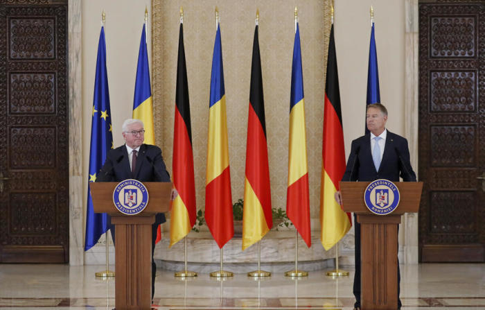 Der rumänische Präsident Klaus Iohannis (R) und Bundespräsident Frank-Walter Steinmeier (L) nehmen an einer Pressekonferenz zum Abschluss ihres Treffens im Präsidentenpalast Cotroceni in Bukarest teil. Foto: epa/Robert Ghement