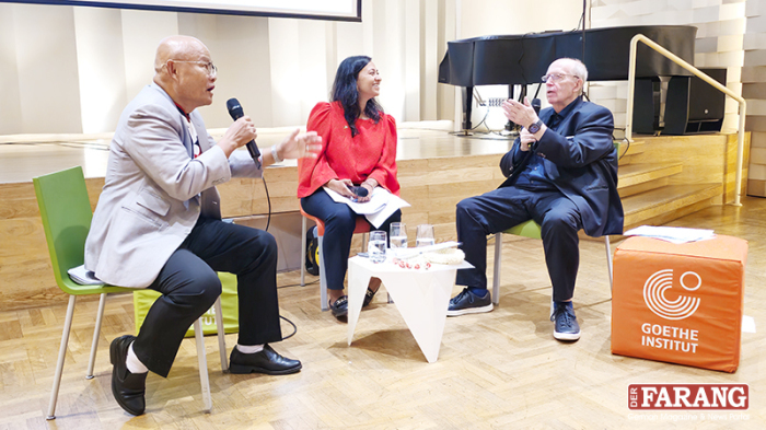 Reiner Calmund (r.) diskutiert mit Nigon Chumankul und Moderatorin Sweta Madhuri Kannan beim WM-Kick-off über Fußball, Thailand und die WM 2026. Fotos: Jahner