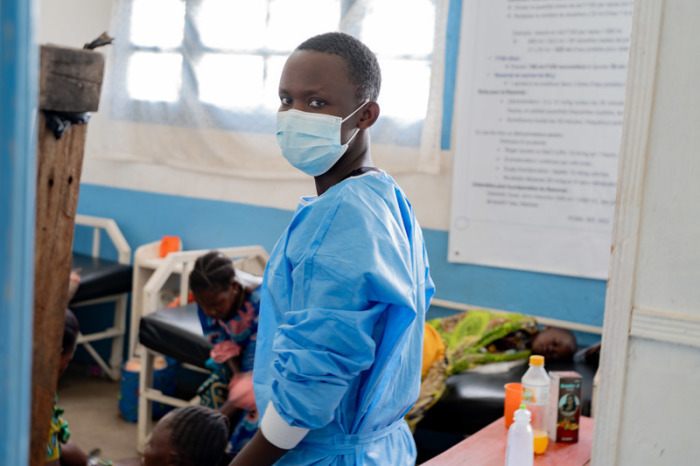 Ein Gesundheitsarbeiter mit Schutzmaske arbeitet in einem Krankenhaus im Osten der Demokratischen Republik Kongo während des Ebola-Ausbruchs. Foto: XinHua/dpa