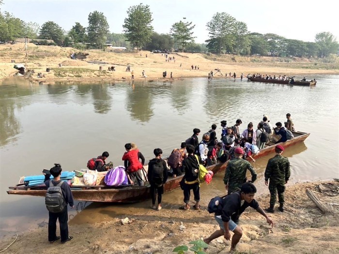 Mehrere Tausend Flüchtlinge kehren nach Myanmar zurück, nachdem sie vor den Kämpfen nach Thailand geflohen waren. Foto: epa/Royal Thai Army