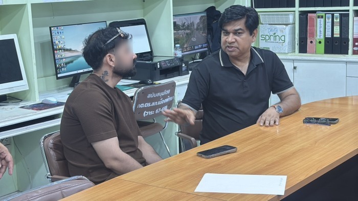 Auf der Polizeiwache schilderte Lakhsman Singh (r.), Präsident der Indian Association Pattaya, den Vorfall. Bild: TMN.TV