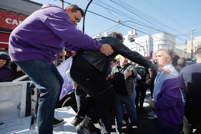 Argentiniens Präsident Javier Milei wird bei einer Wahlkampfrede in Lomas de Zamora nach Angriffen von Protestierenden evakuiert. Foto: epa/Juan Ignacio Roncoroni