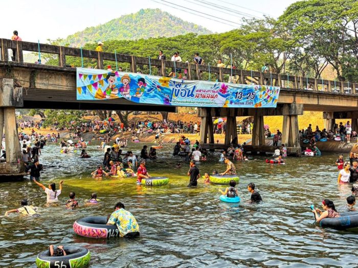 Zahlreiche Menschen genießen das kühle Wasser am Mae-Kuang-Staudamm in Doi Saket während der verlängerten Songkran-Saison in Chiang Mai. Foto: Citylife/Citynews Chiang Mai