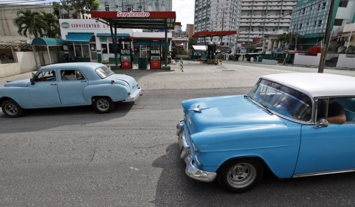 Fahrzeuge passieren eine weitgehend leere Tankstelle in Havanna, nachdem Kuba variable Kraftstoffpreise eingeführt hat. Foto: epa/Ernesto Mastrascusa