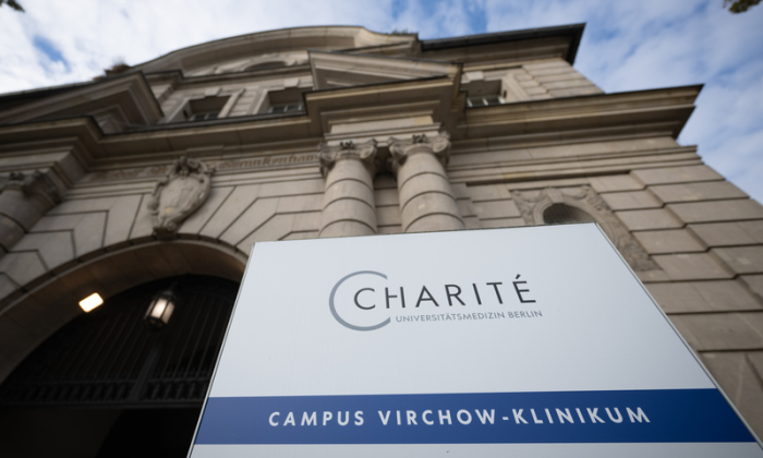 Blick auf den Eingang des Charité Campus Virchow-Klinikum. Nach dem Tod zweier Patienten hat der Prozess wegen Totschlags gegen einen Herzmediziner der Charité begonnen. Foto: Sebastian Gollnow/dpa