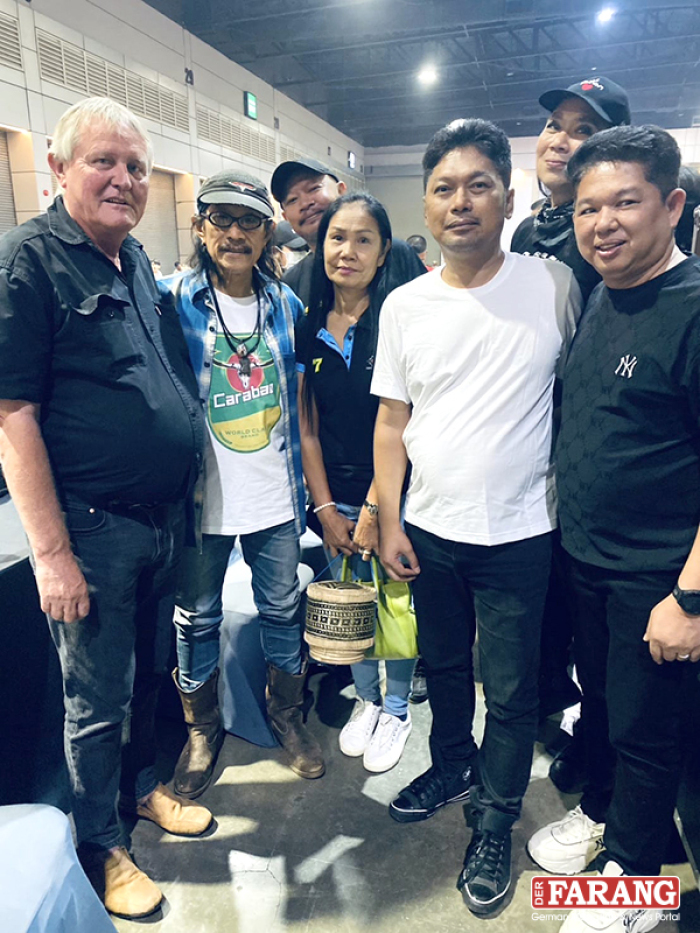 Emotionales Wiedersehen: Sek Loso (2. v. r.), Aed Carabao (2. v. l.) und Adrian Aegerter (l.) bei der Gefängnisausstellung in Bangkok. Foto: Aegerter