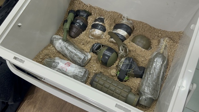 Sichergestellte Handgranaten und weitere explosive Gegenstände am Einsatzort in Huai Yai. Bild: TMN.TV