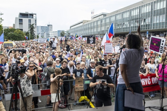 Demonstranten versammeln sich vor dem Sitz des tschechischen Fernsehens in Prag, um gegen die geplante Reform der Finanzierung öffentlich-rechtlicher Medien zu protestieren. Foto: epa/Milan Bures