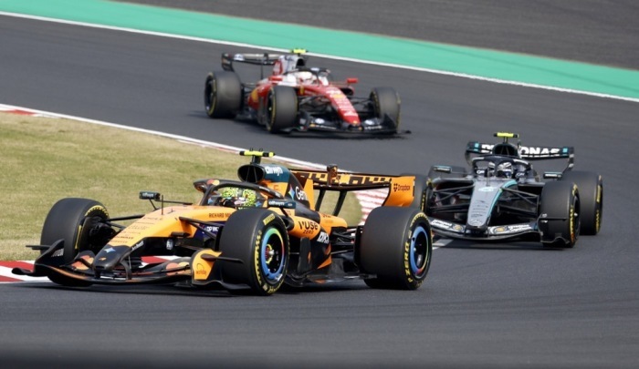 Lando Norris im McLaren beim Großen Preis von Japan in Suzuka. Der Brite zeigt im Rennen eine starke Leistung auf der Traditionsstrecke. Foto: EPA/Franck Robichon
