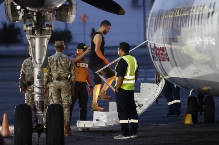 Ein Immigrant besteigt am internationalen Flughafen Albrook 'Marcos A. Gelabert' in Panama-Stadt ein Flugzeug, das ihn nach Kolumbien abschieben soll. Foto: epa/Bienvenido Velasco