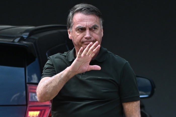 Der frühere brasilianische Präsident Jair Bolsonaro kehrt nach einer Operation in den Hausarrest an seinem Wohnsitz in Brasília zurück. Foto: EPA/Andre Borges