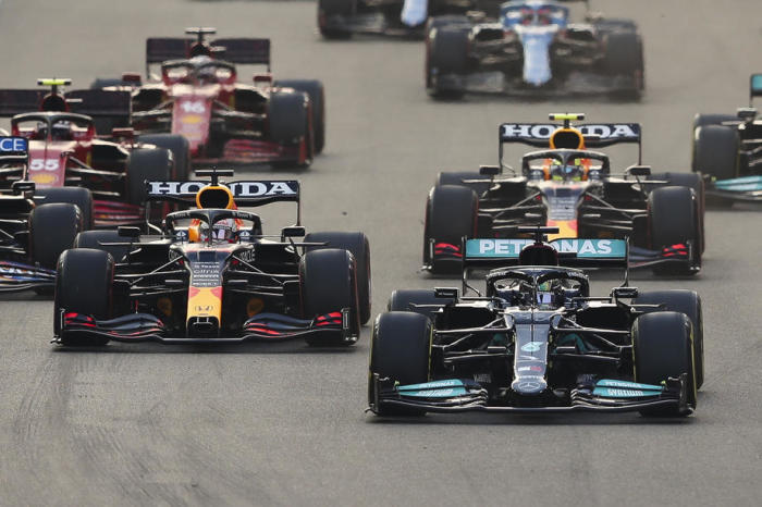 Holländischer Formel-1-Fahrer Max Verstappen (vorne, L) von Red Bull Racing und britischer Formel-1-Fahrer Lewis Hamilton (vorne, R) von Mercedes-AMG Petronas in Aktion. Foto: epa/Ali Haider