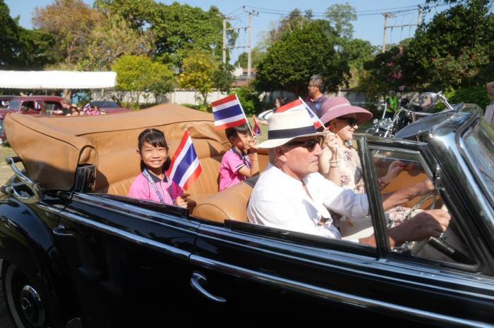 Kinder der Human Help Network Foundation genießen die Fahrt im Oldtimer beim Start der Parade. Bild: TMN.TV