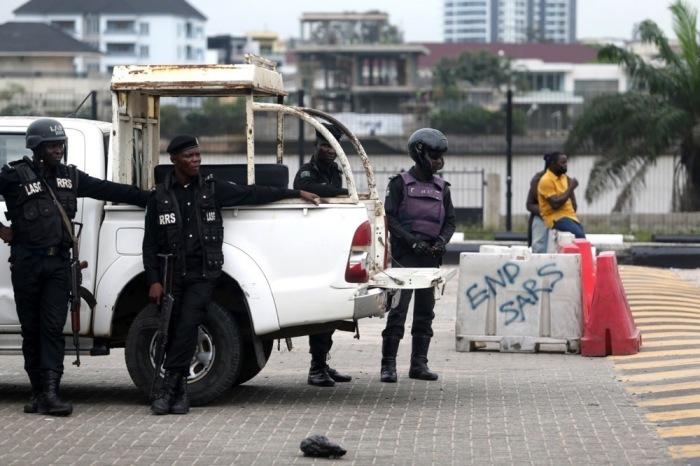 Ein Polizist hält Wache in Lagos, Nigeria. Foto: epa/Akintunde Akinleye