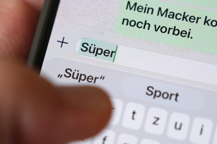 Das Wort „Süper“ ist auf dem Display eines Smartphones in einem Chatverlauf zu lesen. Die Top 10 vor der Wahl zum Jugendwort des Jahres 2026 im Oktober stehen fest. Foto: Marcus Brandt/dpa