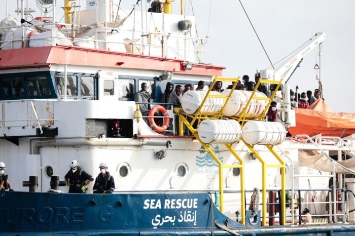 Migranten an Bord des Schiffes „Sea-Watch“ kommen in Pozzallo an. Foto: epa/Francesco Ruta