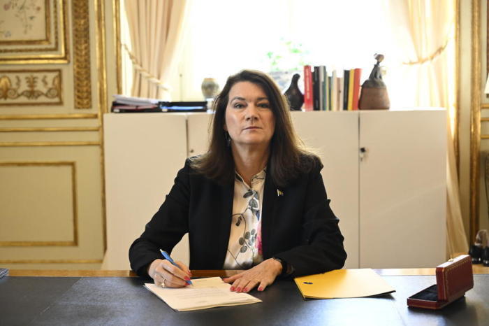 Die schwedische Außenministerin Ann Linde unterzeichnet im Außenministerium in Stockholm den Antrag Schwedens auf Beitritt zur NATO. Foto: epa/Henrik Montgomery