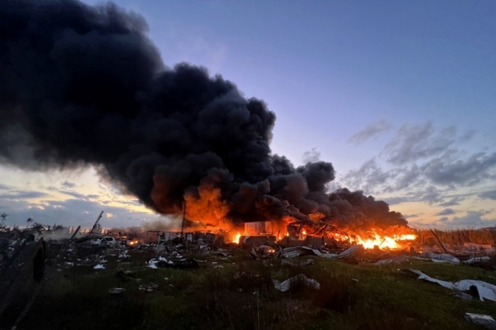 In einem Industriegebiet steigen nach einem israelischen Luftangriff Rauch und Flammen aus einer brennenden Lagerhalle auf. Foto: epa/Str