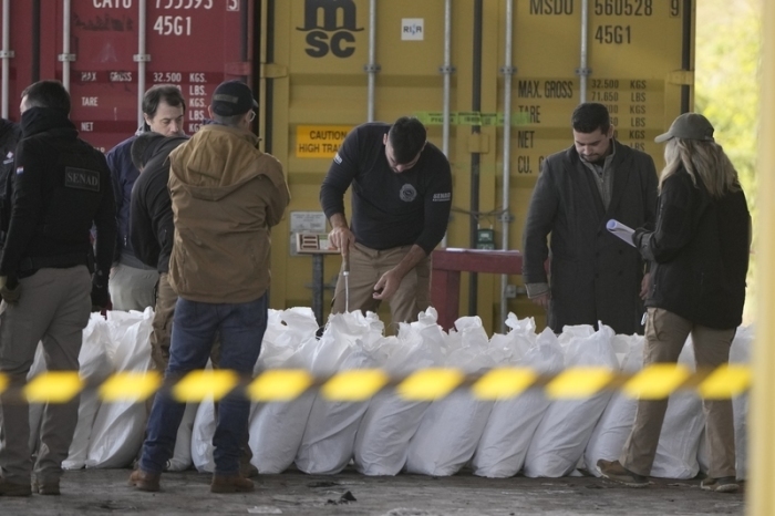 Agenten der paraguayischen Drogenbekämpfungsbehörde Senad inspizieren Zuckersäcke im Hafen von Caacupemi, nachdem mehr als 4 Tonnen Kokain in einer für Belgien bestimmten Ladung Zucker festgestellt wurden. Foto: Jorge Saenz/Ap/dpa