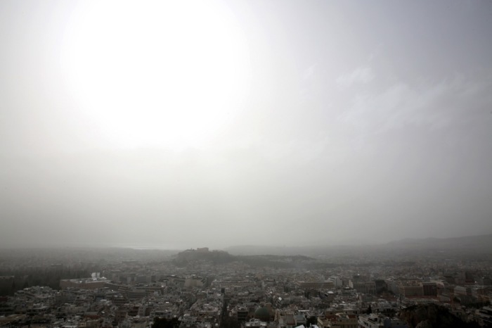 Blick auf die Akropolis durch dichten Saharastaub, der große Teile Griechenlands erreicht und für trübe Sicht in Athen sorgt. Foto: epa/Alexandros Beltes