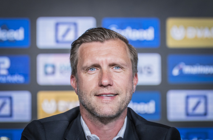 Markus Krösche sitzt bei einer Pressekonferenz im Profi-Camp von Eintracht Frankfurt. Italienische Medien berichten über einen möglichen Wechsel zum AC Mailand. Foto: Andreas Arnold/dpa