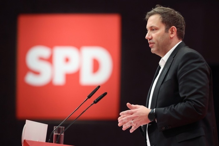 Der SPD-Vorsitzende Lars Klingbeil spricht auf dem Parteitag der deutschen Sozialdemokraten (SPD). Foto: epa/Clemens Bilan