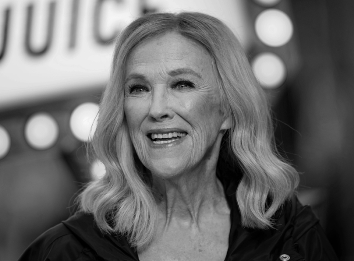 Schauspielerin Catherine O’Hara ist im Alter von 71 Jahren gestorben. Das Bild zeigt sie auf Premiere in London. Foto: Scott A Garfitt/Invision/ap/dpa