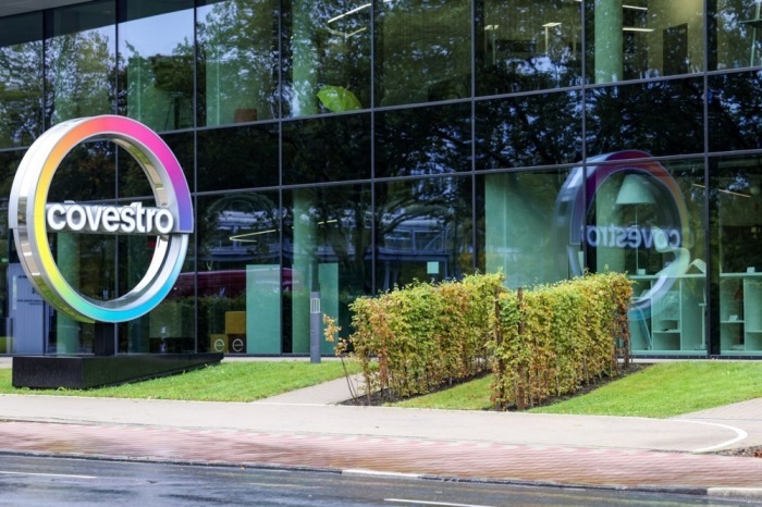 Das Covestro-Logo am Firmensitz in Leverkusen – der Kunststoffhersteller wird für 11,7 Milliarden Euro vom staatlichen Ölkonzern ADNOC übernommen. Foto: epa/Christopher Neundorf
