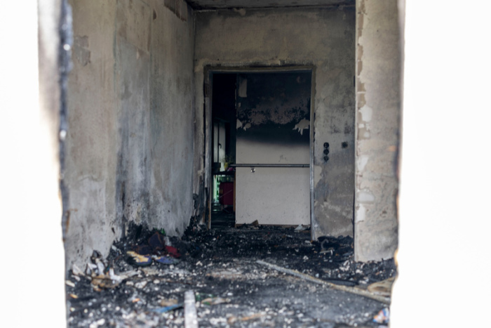 Blick in ein Zimmer in einem Seniorenheim, in dem in der Nacht der Brand ausgebrochen sein soll. Foto: Christoph Reichwein/dpa