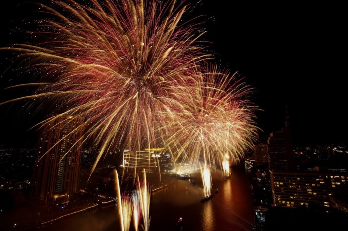 Feuerwerk erhellt den Himmel über Bangkok zum Jahreswechsel – für das Abbrennen gelten strenge Genehmigungspflichten und feste Zeitfenster. Foto: epa/Rungroj Yongrit