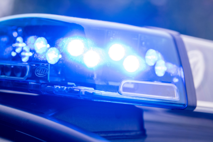 Ein Blaulicht leuchtet an einer Polizeistreife. (zu dpa: «Drei Verletzte bei Auffahrunfall im Vogtlandkreis») Foto: Lino Mirgeler/dpa