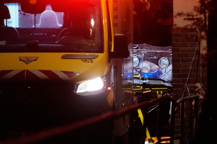 Ein US-amerikanischer Arzt, der Kontakt zu Ebola-Infizierten in Uganda hatte, kommt in einem Krankenhaus an. Foto: Petr David Josek/Ap/dpa