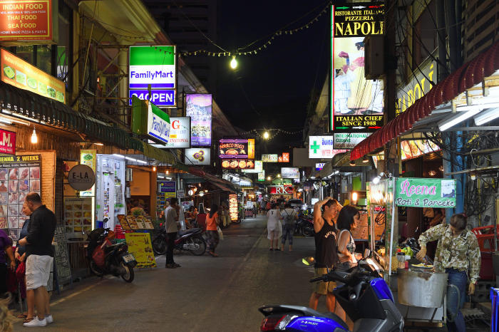 Touristen zwischen Bars, Geschäften und Restaurants auf der Bangla Road in Patong Beach im Jahr 2019. Foto: picture alliance/Bildagentur-online/schulz-mcphot