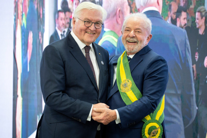 Bundespräsident Frank-Walter Steinmeier (l) mit dem brasilianischen Präsidenten Luis Inacio Lula da Silva nach dessen Amtseinführung im Präsidentenpalast in Brasilia. Foto: Guido Bergman