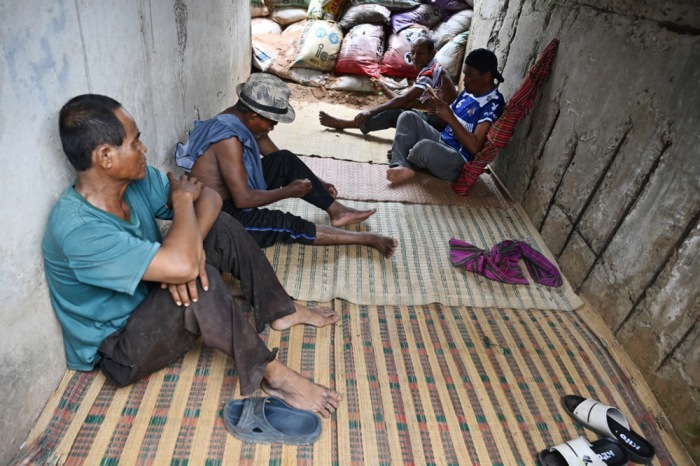 Dorfbewohner aus dem Dorf Ta Miang suchen am 25. Juli 2025 in einem Bunker im Bezirk Phanom Dong Rak in der Provinz Surin, Thailand, Schutz. Foto: epa-efe/Kaikungwon Duanjumroon