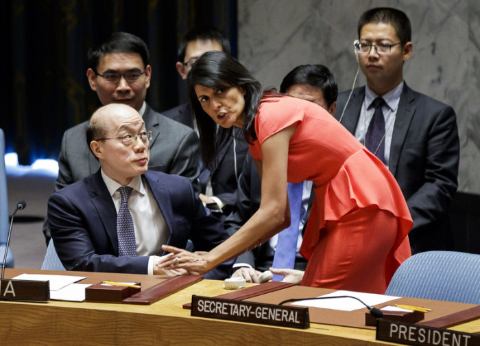  Die US-amerikanische UN-Botschafterin Nikki Haley (r.) spricht mit UN-Botschafter Liu Jieyi. Foto: epa/Justin Lane