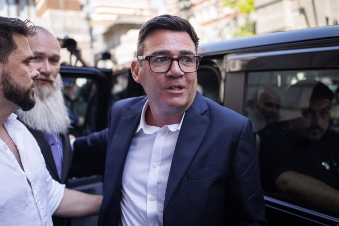 Andy Burnham trifft am Parlament in Westminster ein. Nach dem Rücktritt von Keir Starmer bewirbt er sich um das Amt des britischen Premierministers. Foto: EPA/Tolga Akmen