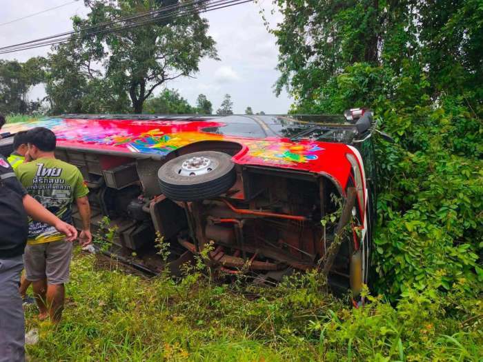 Der Schulbus kam auf dem Highway 214 von der Fahrbahn ab und kippte auf die Seite. Alle 57 Insassen wurden leicht verletzt. Bild: JS100 Radio