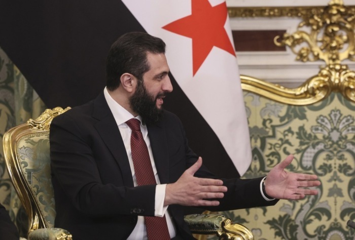Syriens Präsident Ahmed al-Sharaa spricht bei einem Treffen mit Russlands Staatschef Wladimir Putin im Kreml über die bilateralen Beziehungen. Foto: EPA/Maxim Shipenkov