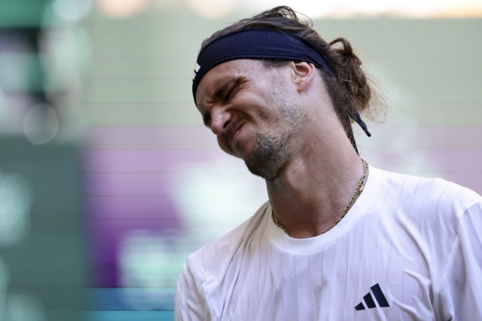 Alexander Zverev reagiert während seines Viertelfinalspiels gegen Raphaël Collignon bei den Halle Open. Foto: EPA/Christopher Neundorf