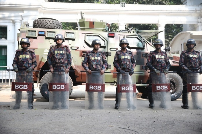 Sicherheitskräfte sichern das Gericht in Dhaka am Tag der Bekanntgabe des Urteilstermins im Verfahren gegen Ex-Premier Hasina–, Foto: epa/Monirul Alam