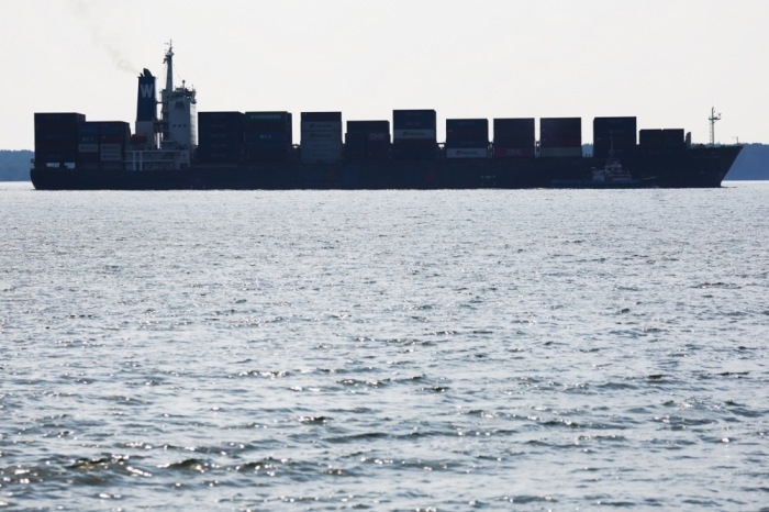 Containerschiff „Wan Hai“ passiert die Straße von Malakka vor Port Klang. Schifffahrt läuft trotz Spannungen um die Straße von Hormus weiter. Foto: EPA/Fazry Ismail