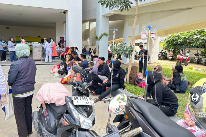 Nach einem Erdbeben in Palu in Zentral-Sulawesi Indonesien, werden Patienten aus einem örtlichen Krankenhaus evakuiert. Foto: Taufan Bustan/Ap/dpa