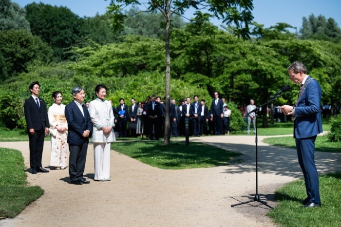 Naruhito und Masako Owada besuchen den Kirschblütenpark in Amstelveen während ihres Staatsbesuchs in den Niederlanden. Foto: epa/Simon Lenskens