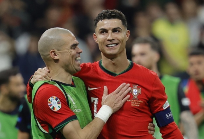 Cristiano Ronaldo (r.) und Pepe von Portugal feiern den Sieg im Achtelfinalspiel der UEFA EURO 2024 zwischen Portugal und Slowenien. Foto: epa-efe/Ronald Wittek