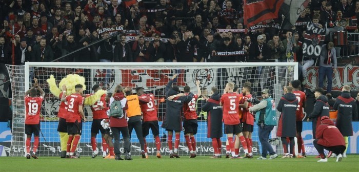 Leverkusen-Spieler feiern den Sieg in der deutschen Bundesliga. Foto: epa/Ronald Wittek Bedingungen